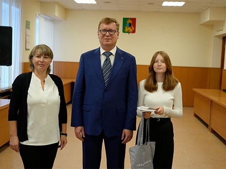 В День Конституции юным первоуральцам вручили первые паспорта