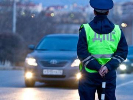 Водителей обязали пропускать машины чиновников. В России вступили в силу новые штрафы и правила