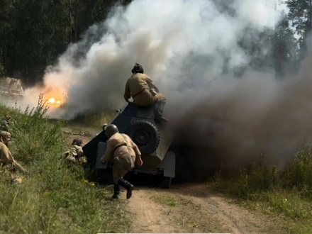 В Первоуральске воссоздали операцию добровольцев танкового корпуса Урала в Праге