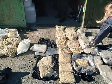 В Первоуральске полицейские изъяли из гаража наркодилеров более 48 кг «синтетики» и прекурсоров