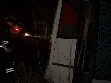 Под Первоуральском автобус с рабочими съехал в кювет: одна женщина пострадала