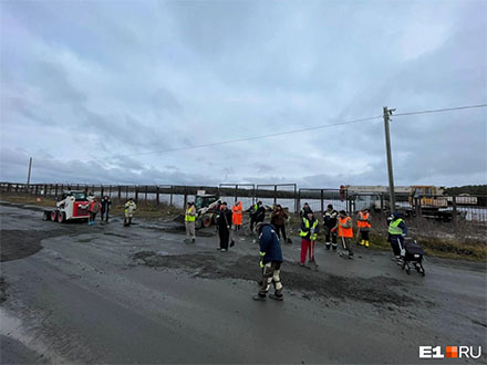 Жители Первоуральска отремонтировали убитую дорогу, администрация не оценила