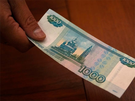 Почти половина россиян ежегодно находят деньги в карманах курток
