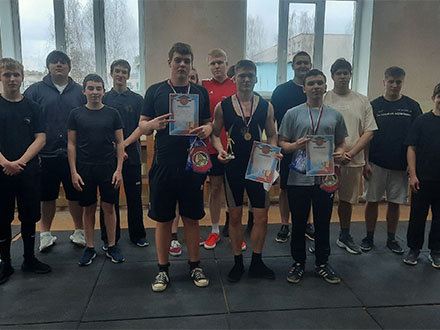 В Первоуральске определили сильнейших гиревиков в честь Дня народного единства