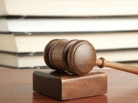 Суд взыскал с первоуральского ФОКа 100 тысяч рублей за травму учительницы