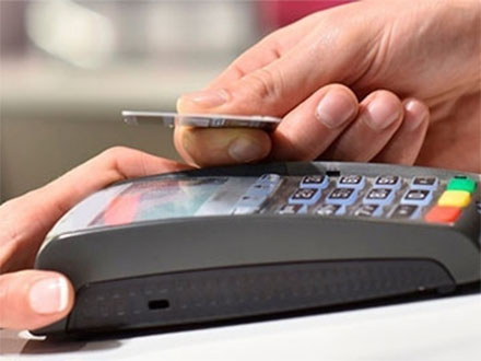 Использование банковских карт теперь будут облагать НДС. Что изменится