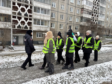 «Шагающий автобус» проехал по улицам Первоуральска: школьники учились безопасности на практике