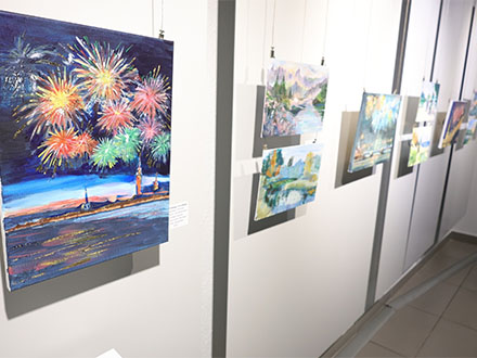 В Первоуральске открылась инклюзивная выставка «Актуальный Урал. Салюты Победы»