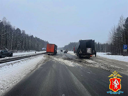 На трассе под Первоуральском столкнулись две фуры. Движение было парализовано