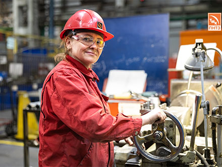 На ПНТЗ выбрали лучших токарей. Среди победителей — женщина с 27-летним стажем