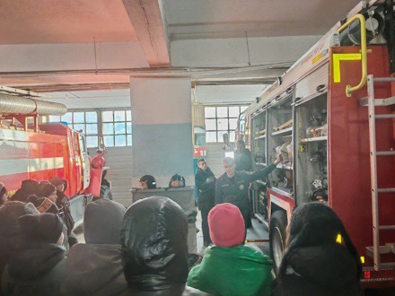 Первоуральские школьники примерили на себя роль пожарных
