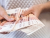 Россияне назвали деньги самым желанным подарком