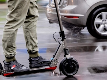 Владимир Путин поручил запретить езду на электросамокатах и электровелосипедах по тротуарам