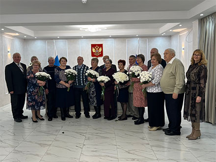 В первоуральском ЗАГСе чествовали «золотые» пары: семь семей получили знак отличия «Совет да любовь»