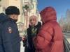 В Первоуральске полицейские поздравили женщин с 8 Марта и научили защищаться от мошенников