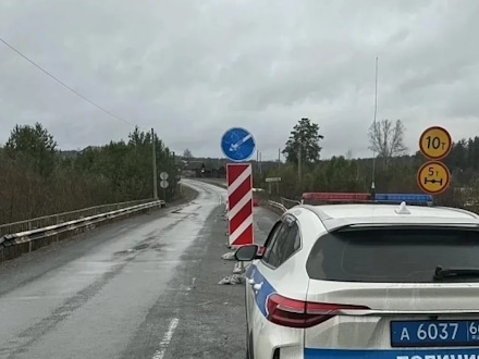 Полиция ограничила движение из-за разрушения моста в Первоуральском районе