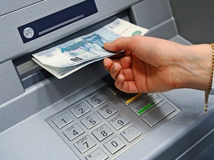 В Госдуме поддержали идею отменить комиссию на снятие наличных в любых банкоматах