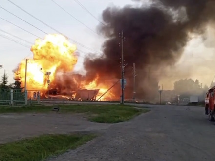 Крупный пожар в Первоуральске: огонь уничтожил несколько домов, есть пострадавшая