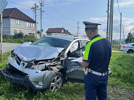ДТП в Первоуральске: двое малышей доставлены в больницу после столкновения на перекрестке